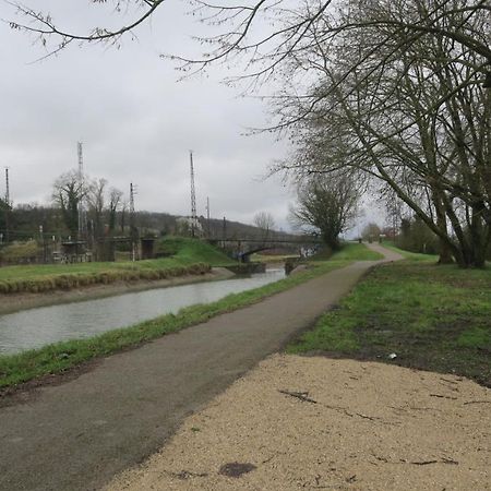 Une Bouteille Au Canal Dieupentale Extérieur photo