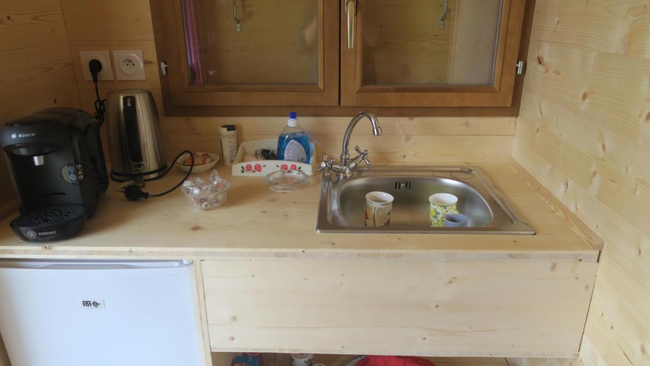 Une Bouteille Au Canal Dieupentale Extérieur photo