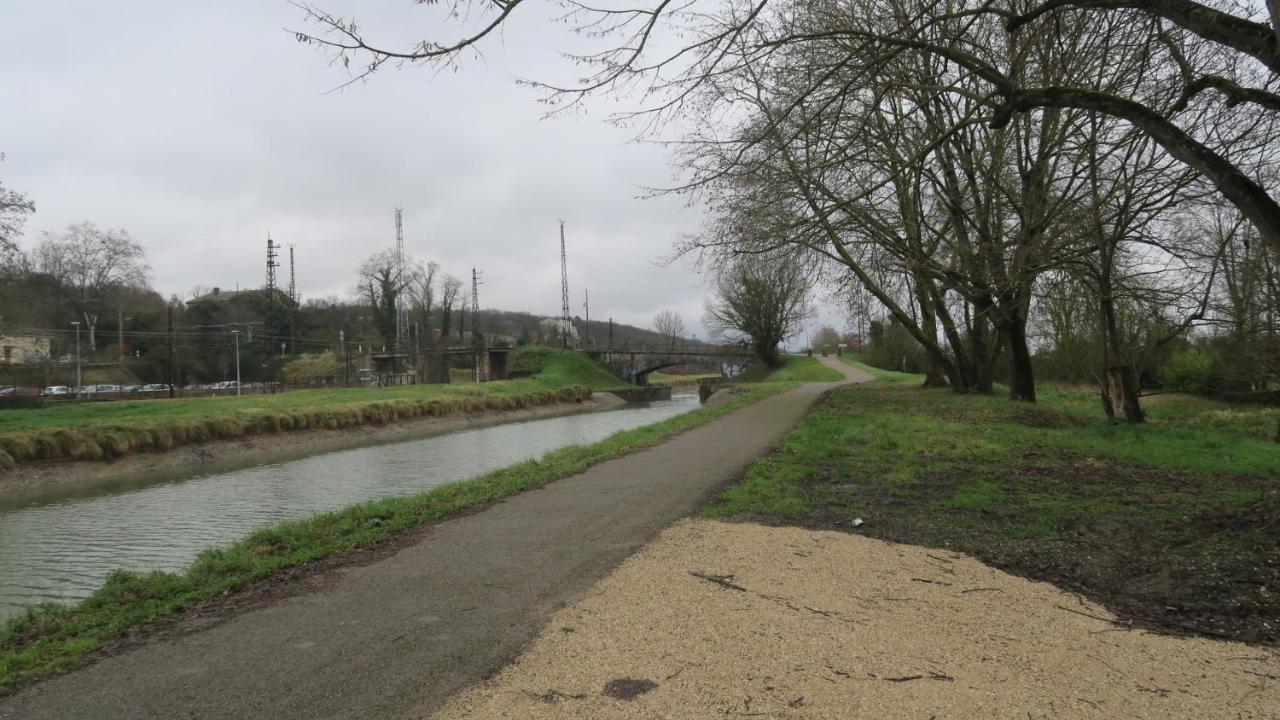 Une Bouteille Au Canal Dieupentale Extérieur photo